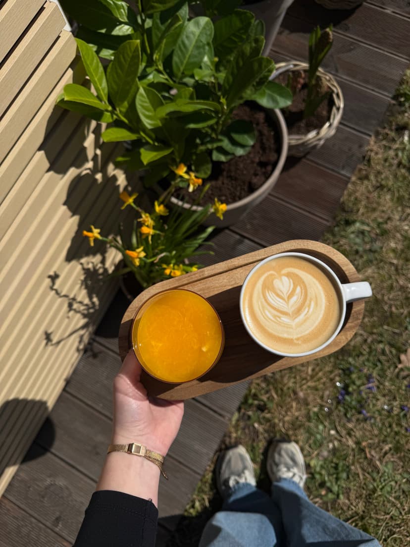 Ranní káva v zahradě