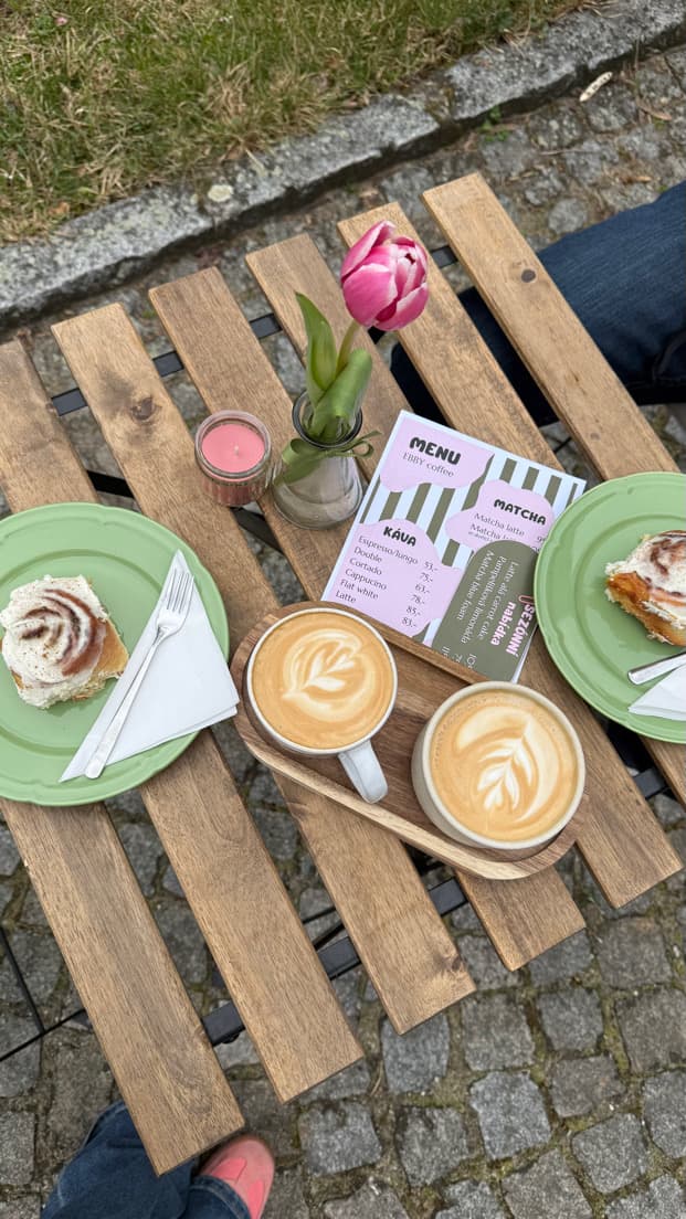 Stolek s lattes a zákusky